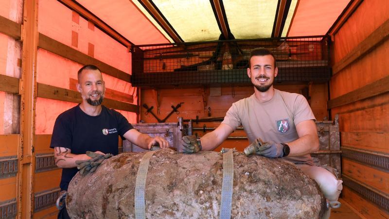 Stefan Höreth (r) und Christoph Wassenberg vom Kampfmittelbeseitigungsdienst mit der entschärften Zehn-Zentner-Weltkriegsbombe. Stefan Höreth (r) und Christoph Wassenberg vom Kampfmittelbeseitigungsdienst mit der entschärften Zehn-Zentner-Weltkriegsbombe.