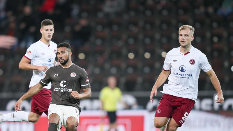 St. Paulis Daniel-Kofi Kyereh (l) und Nürnberg-Torschütze Johannes Geis teilten sich mit ihren Teams die Punkte.