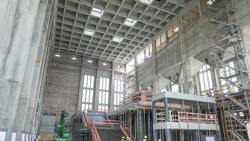 Noch ist die Kesselhalle Baustelle. Unter den Silos und der Zwischendecke stand mal der Heizkessel. Dahin kommt eine Tagesbar. Noch ist die Kesselhalle Baustelle. Unter den Silos und der Zwischendecke stand mal der Heizkessel. Dahin kommt eine Tagesbar.