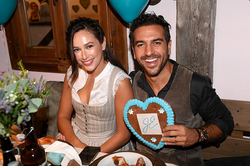Frischvermählt: Elyas M'Barek und seine Frau Jessica beim ersten gemeinsamen Wiesn-Besuch im Käferzelt