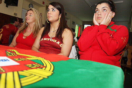Diese Damen im &bdquo;Associacao Portuguesa&ldquo; können die Niederlage ihrer Equipe noch nicht ganz fassen.