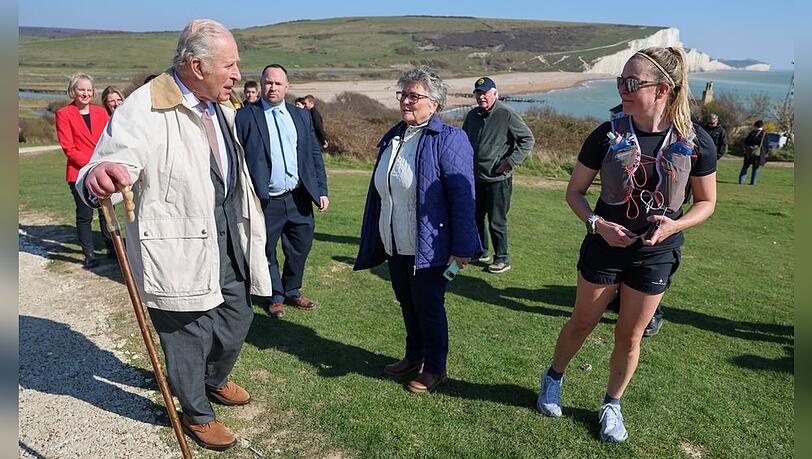 K&ouml;nig Charles unterhielt sich mit einer Joggerin.