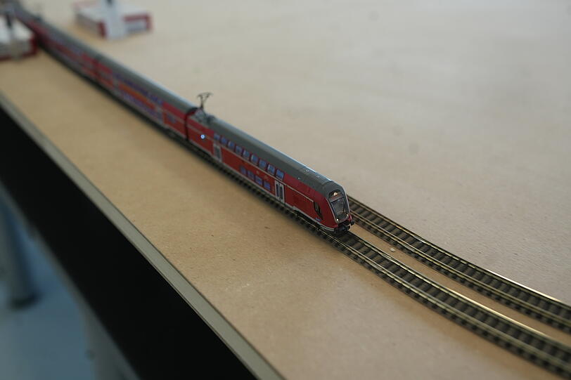 Ein Miniatur-Regio f&auml;hrt &uuml;ber Mini-Schienen.
