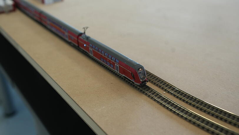 Ein Miniatur-Regio fährt über Mini-Schienen. Ein Miniatur-Regio fährt über Mini-Schienen.