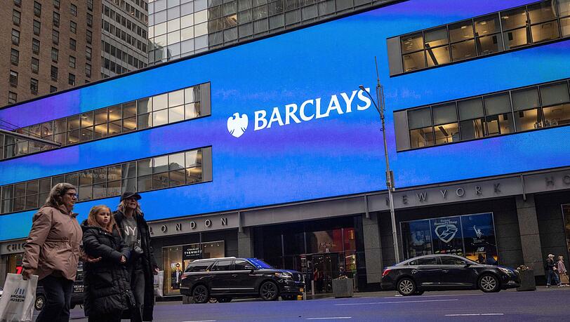 Die britische Großbank Barclays baut nach Investitionen in KI-Technologie 5000 Stellen ab. Die britische Großbank Barclays baut nach Investitionen in KI-Technologie 5000 Stellen ab.