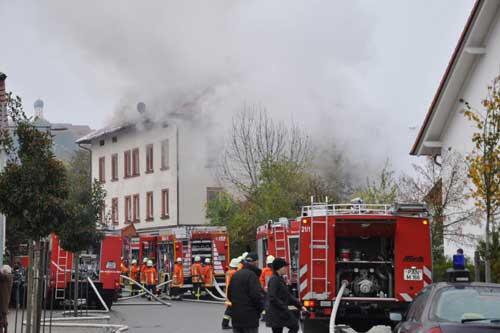 400.000 Euro Schaeden: Die Feuerwehr versucht, den Brand zu löschen