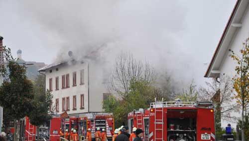 400.000 Euro Schaeden: Die Feuerwehr versucht, den Brand zu löschen 400.000 Euro Schaeden: Die Feuerwehr versucht, den Brand zu löschen