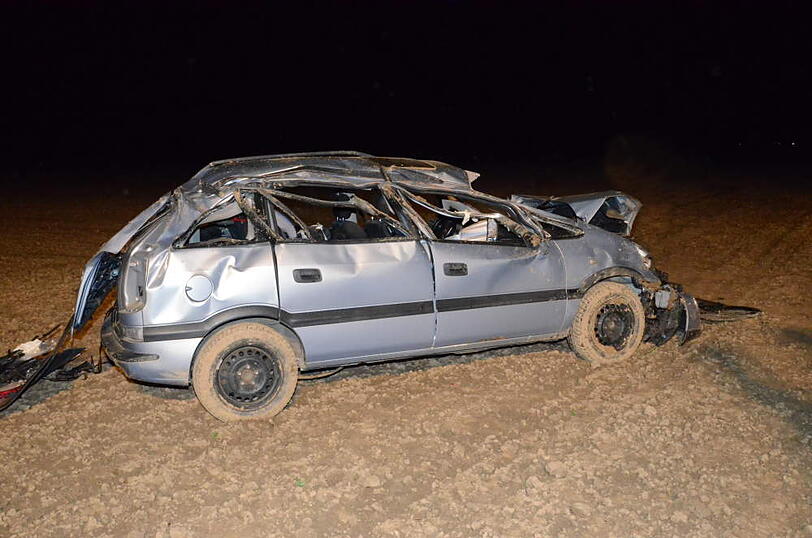 Beim Überholen kommt ein Zafira von der Fahrbahn ab und überschlägt sich mehrmals. Der Fahrer und seine beiden Kinder (6 und 12) werden mittelschwer verletzt.