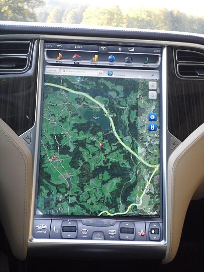 Ein Bild von einem Auto - das Model S von Tesla. Außen wie innen (am Riesen-Touchscreen) zeigt es, wie die Autozukunft ausschauen kann.