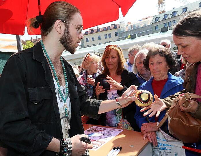 Gil Ofarim gibt Autogramme.