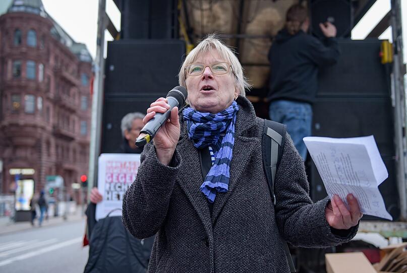 Antje Möller (Bündnis90/DieGrünen), Mitglied der Hamburgischen Bürgerschaft, spricht bei einer Gegendemonstration zur Kundgebung "Merkel muss weg!"