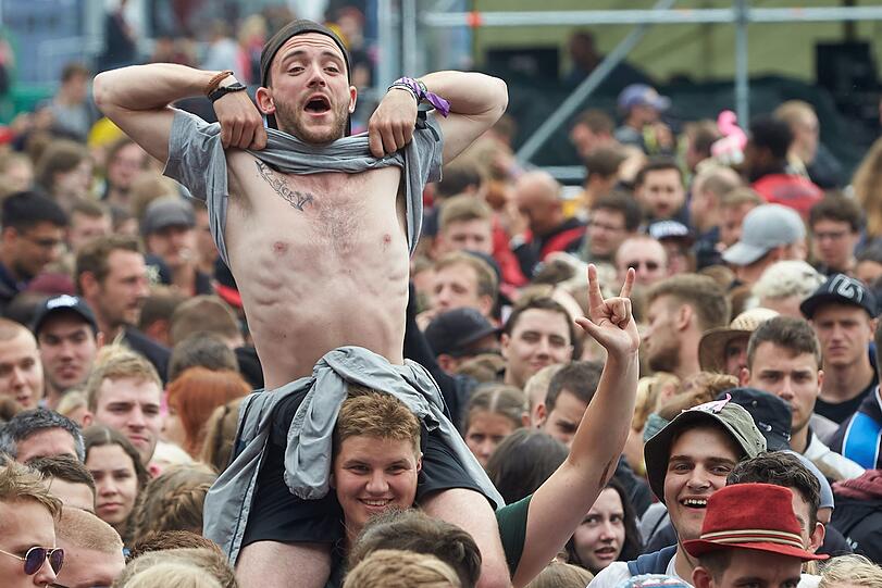 Regenschauer verwüsten das Festival-Gelände von "Rock am Ring" am Donnerstag. Danach beruhigt sich die Wetterlage und die Party kann beginnen.