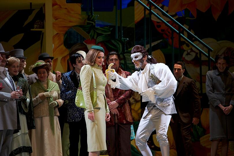 Hans Werner Henzes "Der junge Lord" in der Inszenierung von Brigitte Fassbaender im Gärtnerplatztheater.