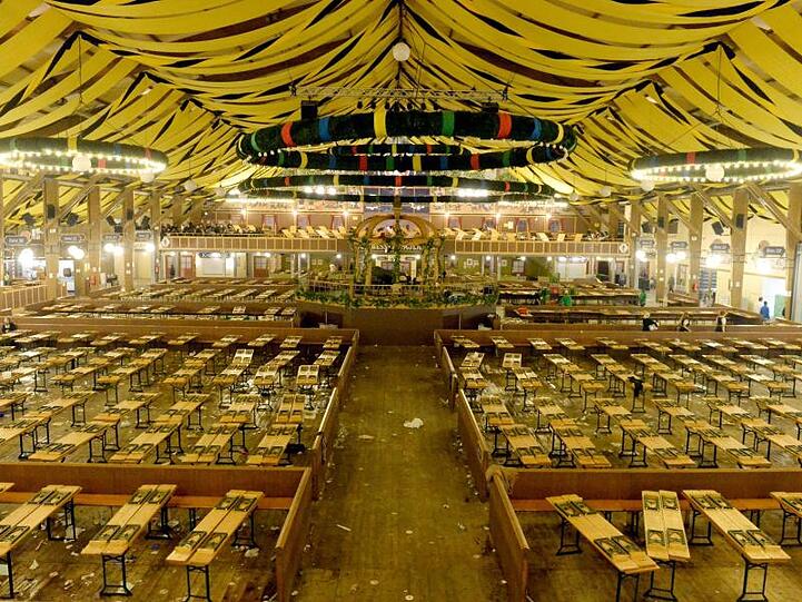 Das leere Paulaner Festzelt ist auf dem Oktoberfest zu sehen. Foto: picture alliance / dpa/Archivbild