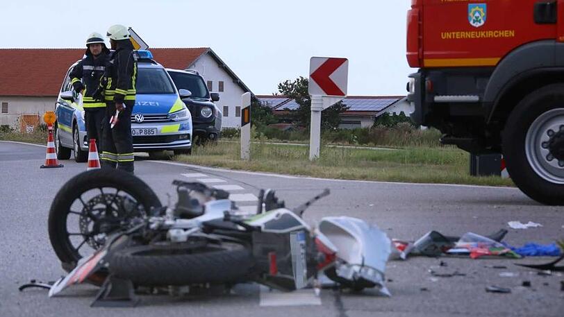 Bei einem Unfall auf der B299 wird ein 17-jähriger Motorradfahrer schwer verletzt.