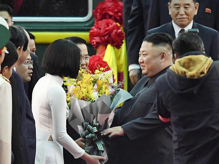Kim Jong Un wird bei seiner Ankunft in Vietnam mit Blumen begrüßt.