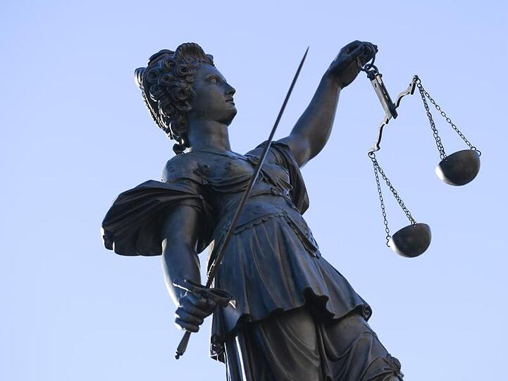 Eine Statue der Justitia. Foto: Arne Dedert/Archivbild