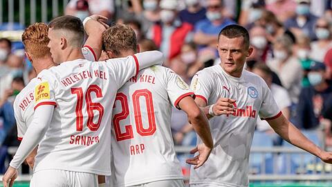 Jan Fiete Arp (2.v.r.) brachte Kiel in der Verlängerung in Front.