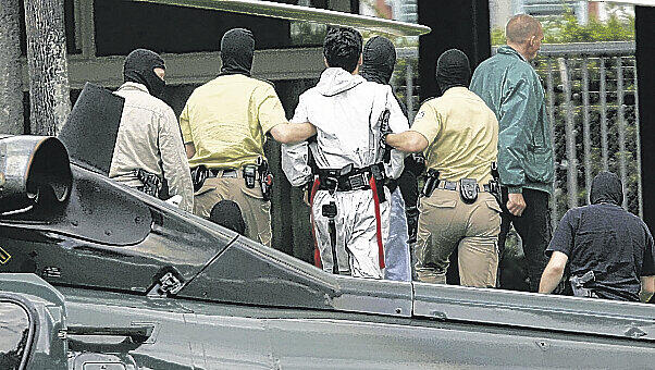 Das war 2006: Fahnder führen einen „Kofferbomber“ ab, der Anschläge auf Züge plante. Behörden fürchten, dass sie künftig zu spät kommen. Das war 2006: Fahnder führen einen „Kofferbomber“ ab, der Anschläge auf Züge plante. Behörden fürchten, dass sie künftig zu spät kommen.