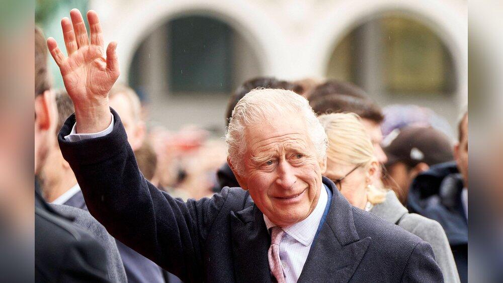 König Charles III. enthüllt Bühnenbild des Eurovision Song Contests