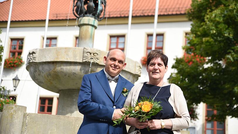 Kathrin Pollnow und Klaus-Dieter Rose stehen vor dem Standesamt in Oschersleben (Sachsen-Anhalt).