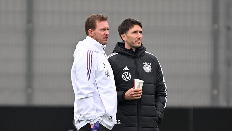 Bundestrainer Nagelsmann (l.) beobachtet das Training der Nationalmannschaft.