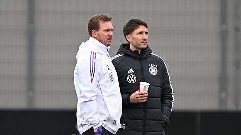 Bundestrainer Nagelsmann (l.) beobachtet das Training der Nationalmannschaft.