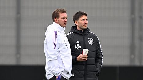 Bundestrainer Nagelsmann (l.) beobachtet das Training der Nationalmannschaft.