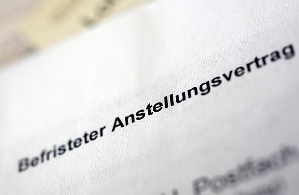 Junge Beschäftigte bekommen ihn oft vorgelegt: einen befristeten Anstellungsvertrag. Junge Beschäftigte bekommen ihn oft vorgelegt: einen befristeten Anstellungsvertrag.