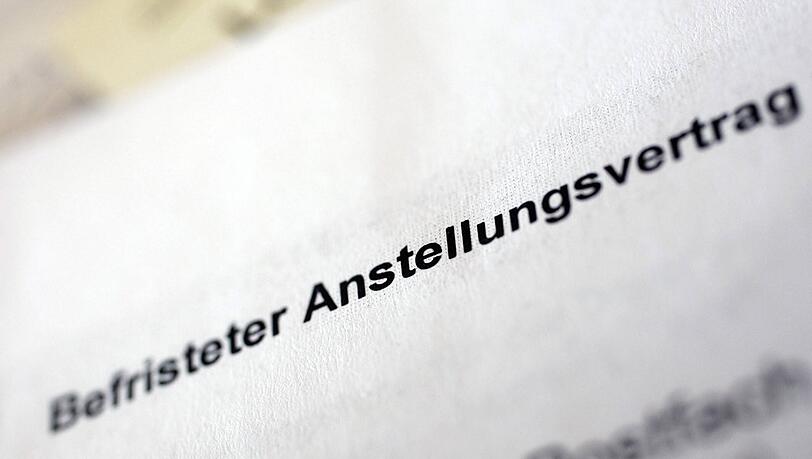 Junge Beschäftigte bekommen ihn oft vorgelegt: einen befristeten Anstellungsvertrag. Junge Beschäftigte bekommen ihn oft vorgelegt: einen befristeten Anstellungsvertrag.