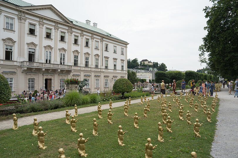 Ottmar H&ouml;rls Mozart-Figuren im Salzburger Mirabellgarten.