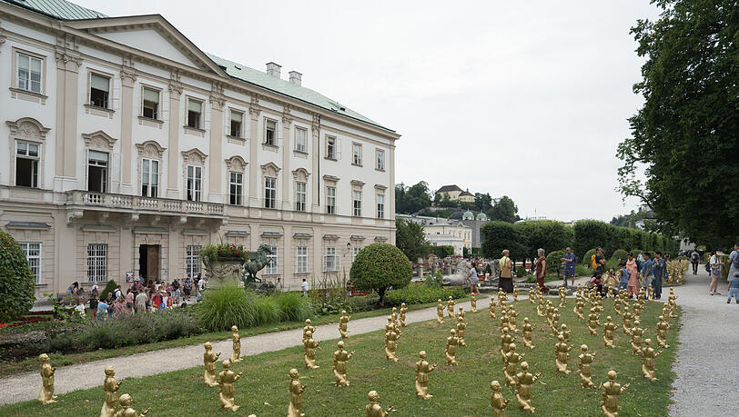 Ottmar H&ouml;rls Mozart-Figuren im Salzburger Mirabellgarten.