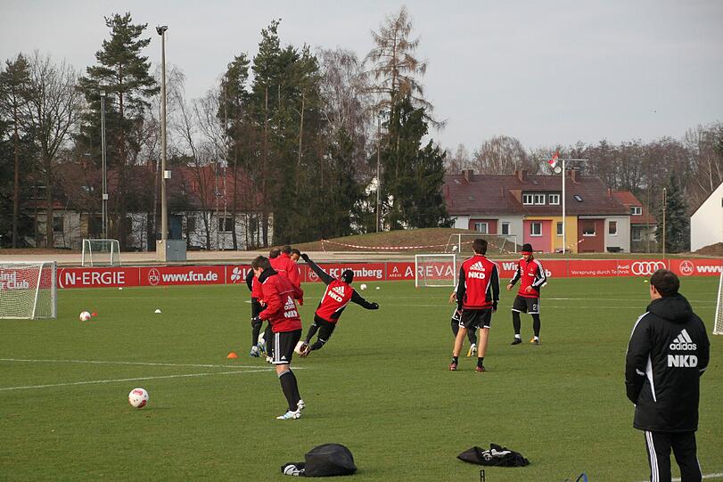 Vor dem Training wird sich spielerisch mit den Ball aufgewärmt