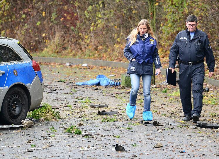 Nach der Explosion untersuchen Experten des LKA die Unglücksstelle.