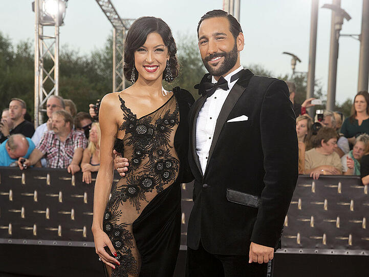 Rebecca mir kuschelt mit ihrem "neuen Baby"