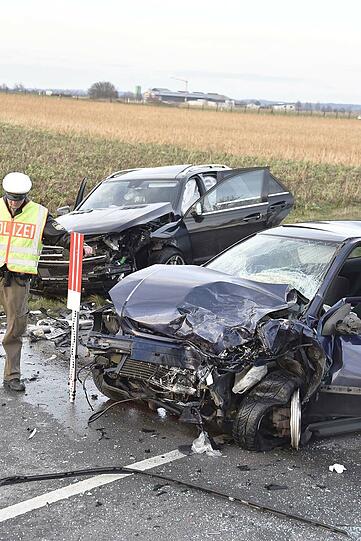 Bei dem schweren Unfall kam der Fahrer des Astra mit schweren Verletzungen ins Krankenhaus.