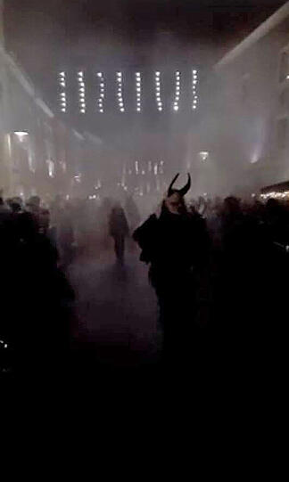 Vernebelte Sicht: Bei den Ausschreitungen in Teisendorf sollen auch Rauchbomben und bengalischen Lichter in Richtung der Zuschauer geflogen sein.