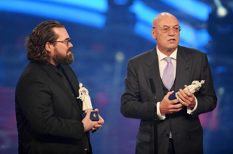 Auch die Produzenten Philip Schulz-Deyle (l) und Moritz Bormann räumten ab. Für den Film "Snowden" gab's den Sonderpreis.