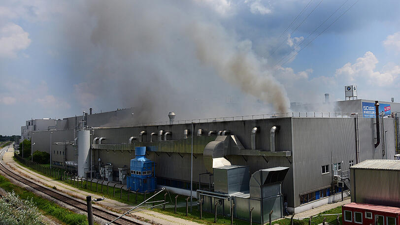 Bilder des Feuerwehreinsatzes am Landshuter BMW-Werk: Der Sachschaden wird auf über zwei Millionen Euro geschätzt.