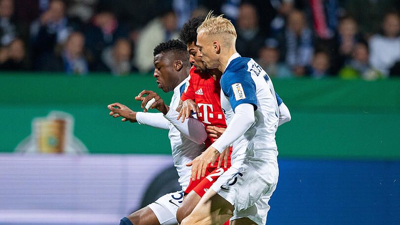 Bochums Saulo Decarli (r) und Bochums Armel Bella-Kotchap (l) nehmen Bayerns Serge Gnabry in die Zange.