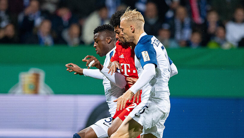Bochums Saulo Decarli (r) und Bochums Armel Bella-Kotchap (l) nehmen Bayerns Serge Gnabry in die Zange. Bochums Saulo Decarli (r) und Bochums Armel Bella-Kotchap (l) nehmen Bayerns Serge Gnabry in die Zange.