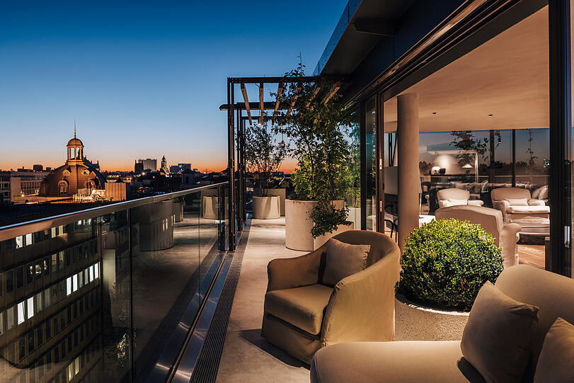 Umgeben wird die Wohnung von einer weitläufigen Dachterrasse, welche sich über drei Seiten der "Penthouse Garden Suite" erstreckt und 124,5 Quadratmeter misst.