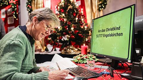 Eine Mitarbeiterin der Deutschen Post bearbeitet in der Christkindpostfiliale der Deutschen Post Briefe mit Wunschzetteln.