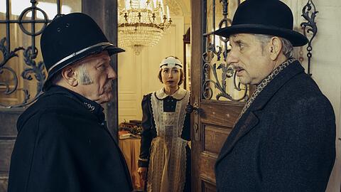 Constable Ivor Partridge (Miroslav Nemec, links) und Chief Inspector Francis Lightmyer (Udo Wachtveitl, rechts) sind vor Beckford Hall angekommen. Heather (Marie Rathscheck) öffnet.