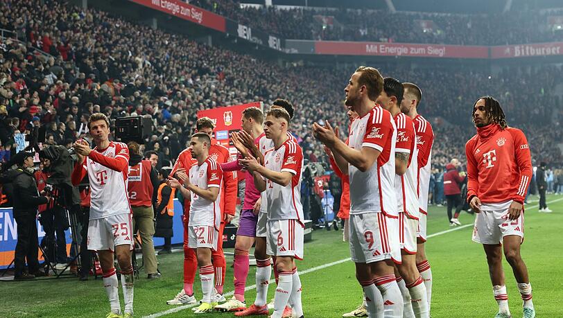 Spieler bedanken sich nach der Partie bei den Fans.