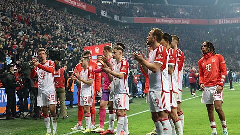 Spieler bedanken sich nach der Partie bei den Fans.
