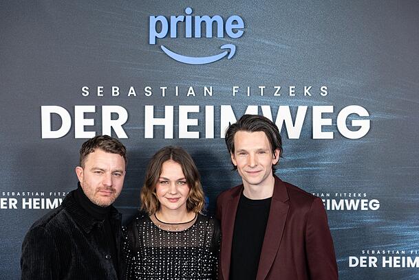 Die Schauspieler Friedrich Mücke (l-r), Luise Heyer und Sabin Tambrea bei Premiere des Films "Der Heimweg". Die Schauspieler Friedrich Mücke (l-r), Luise Heyer und Sabin Tambrea bei Premiere des Films "Der Heimweg".