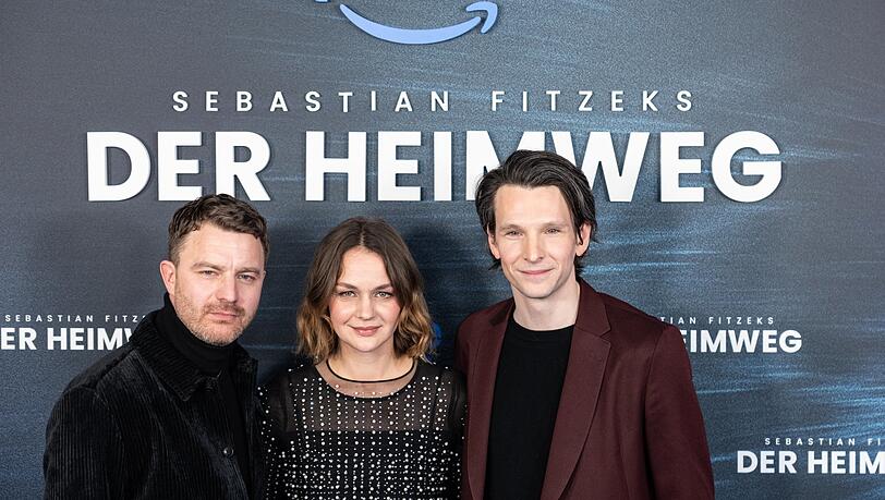 Die Schauspieler Friedrich Mücke (l-r), Luise Heyer und Sabin Tambrea bei Premiere des Films "Der Heimweg". Die Schauspieler Friedrich Mücke (l-r), Luise Heyer und Sabin Tambrea bei Premiere des Films "Der Heimweg".