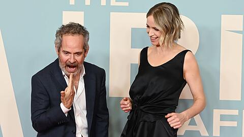 Tom Hollander und Niamh Algar spielen die Hauptrollen in der Serie.