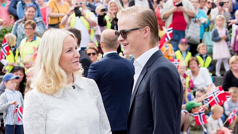 Kronprinzessin Mette-Marit mit ihrem ältesten Sohn Marius Borg Høiby, der aus einer früheren Beziehung stammt. Kronprinzessin Mette-Marit mit ihrem ältesten Sohn Marius Borg Høiby, der aus einer früheren Beziehung stammt.